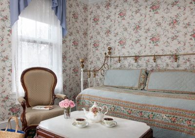 Charing Cross Room - Queen Victoria Bed and Breakfast