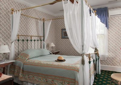 Charing Cross Room - Queen Victoria Bed and Breakfast